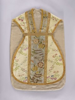 Chasuble, Chasuble made of cream-colored silk brocaded with a pattern of leafy, twisting twigs