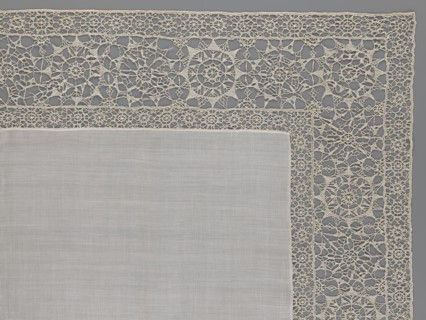 Doily, smooth center. Edge made of white linen lace with rosette motifs: large rosettes in the