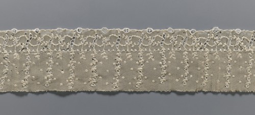 Fragment of lace, lace, ornament: continuous, vertical twigs at the top with points between them,