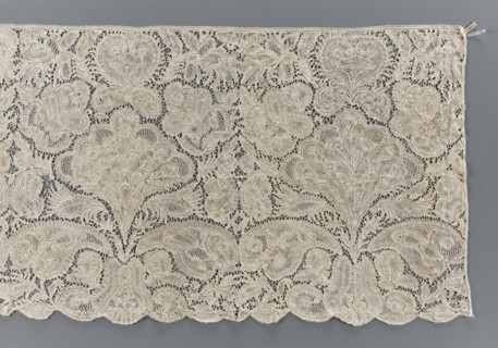 Lace fragment, Brussels, early 18th century. Pattern with motifs of a large leafy-palmette bouquet