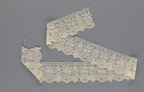 Lace fragment, lace, plant ornaments. Serrated on one side, with a pattern of flowers, fan-shaped