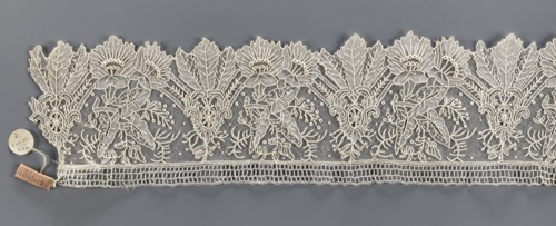 Lace fragment, Plant ornaments; with a pattern of stylized leaves and flowers, serrated on one side