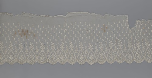 Lace fragment — shuttlecock; lace; clothing accessory; fashion. Lower edge: semicircular serrations