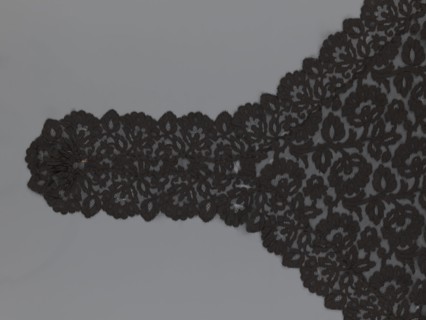 Cape, lace, in the form of a square with two wide, elongated lace ties. Continuous floral ornament