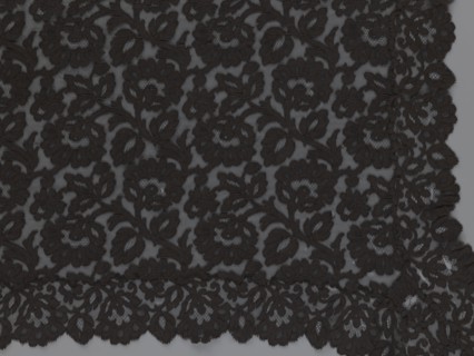 Cape, lace, in the form of a square with two wide, elongated lace ties. Continuous floral ornament