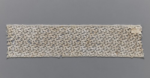 Lace fragment, bobbin lace, one edge finished with picots, 17th century, Flanders; width 6.5 cm,