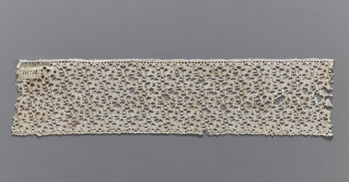 Lace fragment, bobbin lace, one edge finished with picots. 17th century, Flanders. Width 6.5 cm,
