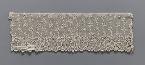 Lace fragment, needle lace, Alençon lace, one-sided geometric edge ornament including alternating
