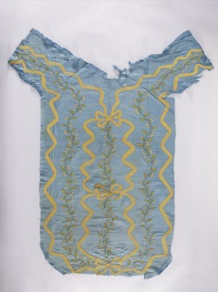 Back of a chasuble made of blue silk rep, embroidered with ribbon motifs tied in the center with
