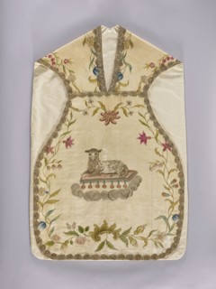 Chasuble, Front center: an embroidered lamb lies on a book from which seven seals emerge,