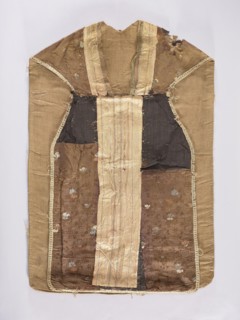 Chasuble, unknown creator; liturgical vestment, 18th century. Silk columns with a pattern of pink