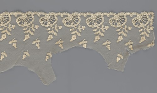 Fragment of lace, lace with plant ornaments, slightly serrated lower edge with shell motifs and