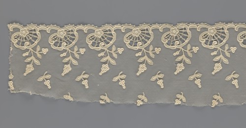 Fragment of lace, lace of, plant ornaments, slightly serrated lower edge with shell motifs and