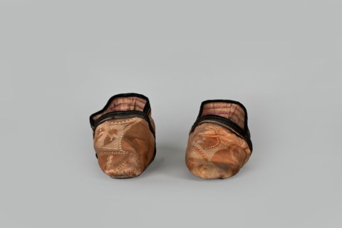 Slippers, origin China, 19th century. Women's footwear: slippers with haberdashery decorations.