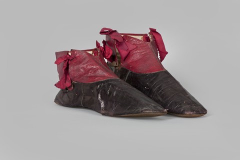 Women's ankle boots made of graphite full-grain leather with red leather uppers tied on the outside