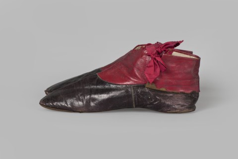 Women's ankle boots made of graphite full-grain leather with red leather uppers tied on the outside