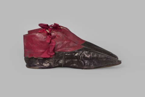Women's ankle boots made of graphite full-grain leather with red leather uppers tied on the outside
