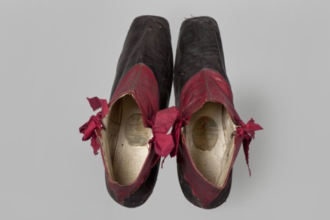 Women's ankle boots made of graphite full-grain leather with red leather uppers tied on the outside