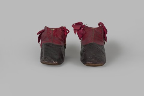 Women's ankle boots made of graphite full-grain leather with red leather uppers tied on the outside