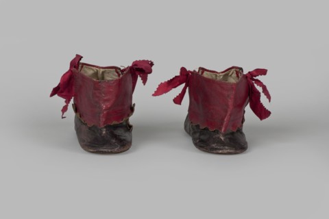 Women's ankle boots made of graphite full-grain leather with red leather uppers tied on the outside