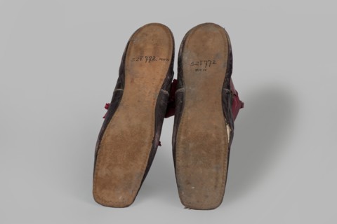 Women's ankle boots made of graphite full-grain leather with red leather uppers tied on the outside