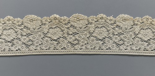 Lace fragment, machine-made lace, strip serrated on one side in accordance with the forms of