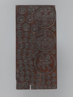 Gingerbread mold with 3 coats of arms and 52 medallions, boards and gingerbread; national emblems,
