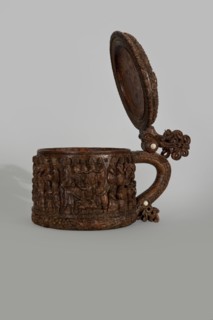 Wooden pear-shaped peg tankard, round, richly decorated with bas-reliefs depicting Passion scenes