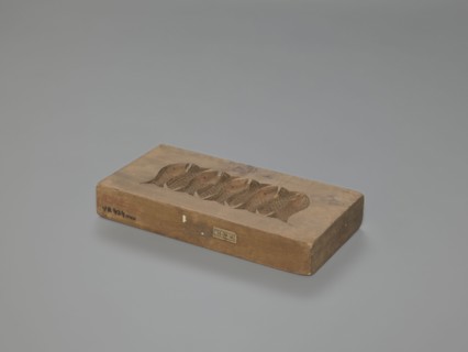 Double-sided gingerbread mould. Obverse: decorative pipe; Reverse: nine fish. Double-sided