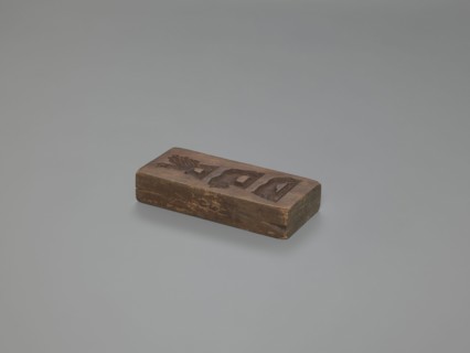 Double-sided gingerbread form with three representations on both sides;, Rectangular shape, height