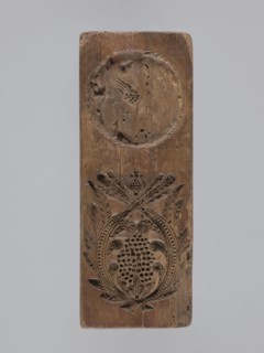 Double-sided gingerbread form. Obverse: heraldic shield; reverse: plant ornament. Double-sided