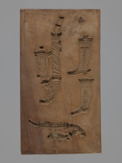 Double-sided gingerbread form. Obverse: four representations — two richly decorated oriental pipes