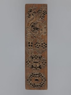 Double-sided gingerbread mould. Oblong rectangular shape. Obverse: 7 floral and plant motifs —
