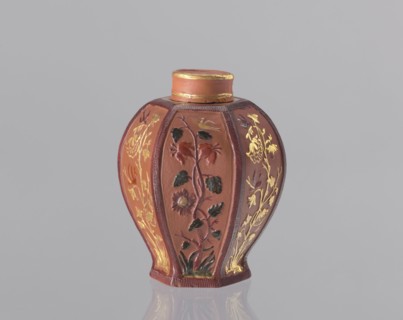 Six-sided tea bowl with lid, Koenigliche Porzellain Fabrique, Meissen 1710–1763; maker: Boettger,