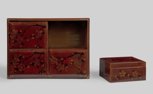 Box, decorated with red lacquer painted with a pattern of blooming cherry blossoms. Rectangular box