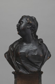 Bed finial in the form of a pediment with volutes on the sides and a corbel in the middle