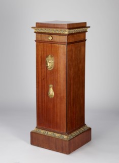 Pedestal cabinet, single-leaf with a drawer at the top, supported by a prominent plinth; veneered