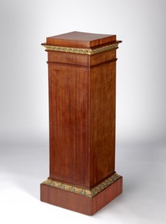Pedestal cabinet, single-leaf with a drawer at the top, supported by a prominent plinth; veneered