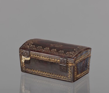 Case for a stamp, bookbinding, embossing; leather case in the form of a chest slightly widened at