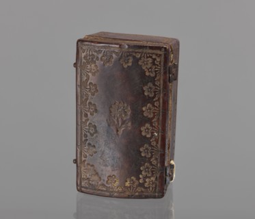 Case for a stamp, bookbinding, embossing; leather case shaped like a chest slightly widened at the