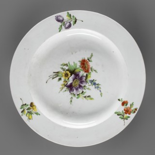 Round platter, Korzec Porcelain and Faience Manufactory 1790–1832. Shallow plate with a wide, flat