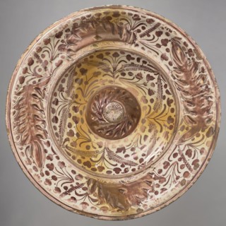 Round platter, profiled with a slightly convex center of the bowl-shaped bottom, with a cylindrical