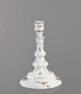Candlestick, Königliche Porzellan-Manufaktur Meissen ca. 1750. One-candle candlestick with profiled