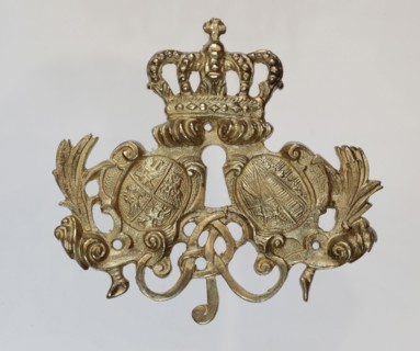 Lock plate, ca. 1750. Brass furniture fitting, height 9 cm, width 9.8 cm, thickness 1 cm.