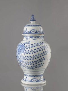 Vase with lid, Fayence-Manufaktur Muenden faience factory; 1732–1854, architecture, Méyet, Leopold