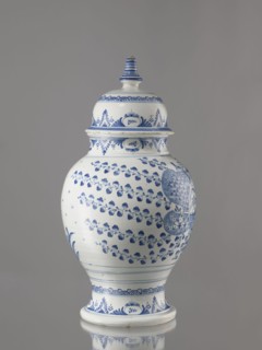 Vase with lid, Fayence-Manufaktur Muenden faience factory; 1732–1854, architecture, Méyet, Leopold