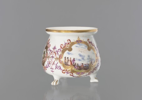 Lion's paw pot with miniatures, Koenigliche Porzellain Fabrique, Meissen ca. 1730, maker: Meissen