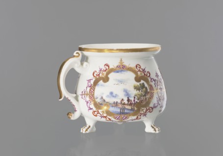 Lion's paw cream pot with miniatures, Meissen porcelain factory, ca. 1730. Porcelain whipped-cream