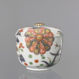 Vase with Imari decoration, Kaiserliche Porzellanmanufaktur in Wien 1744–1864. Hemispherical vase