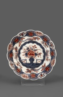 Platter with Imari decoration, Kaiserliche Porzellanmanufaktur in Wien 1744–1864, imari style, Far